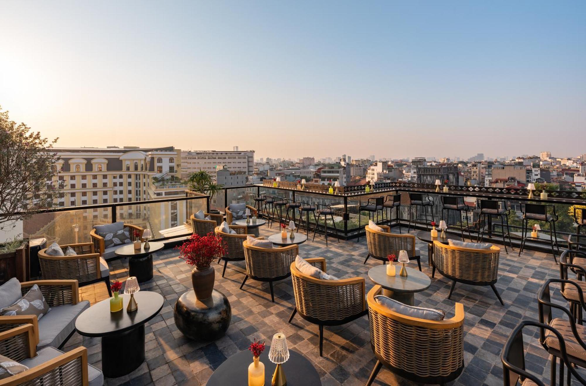 Grand Hotel Du Lac Hanói Exterior foto Rooftop bar at the hotel